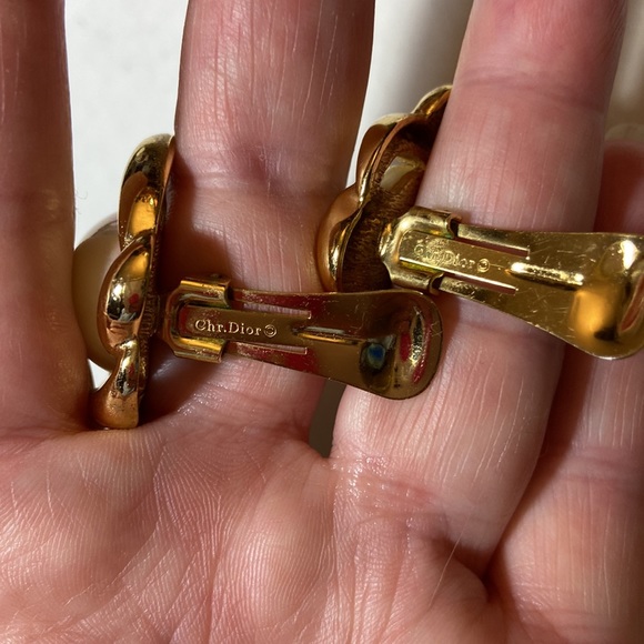 Christian Dior Goldtone Petal Ornate Clip On Earrings Iridescent Oval Pearls VTG - Picture 5 of 5